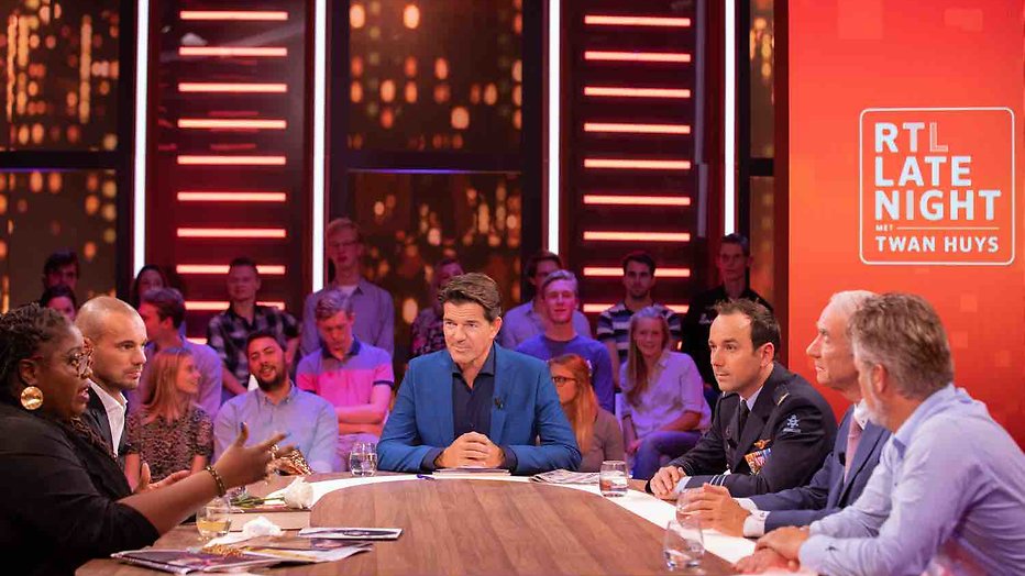Gek verstoort uitzending RTL Late Night met Twan Huys Gek verstoort uitzending RTL Late Night met Twan Huys