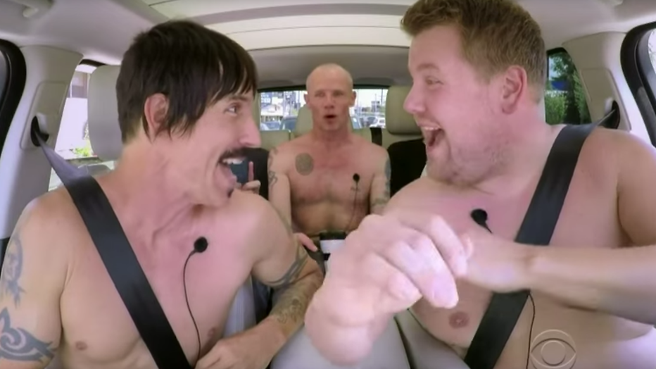 Videosnack: Red Hot Chili Peppers doen shirtless Carpool Karaoke