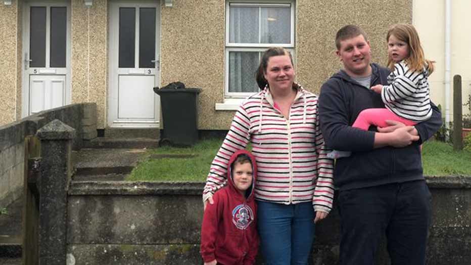 Britse deelnemers Steentrijk, Straatarm betalen schulden arm gezin af 