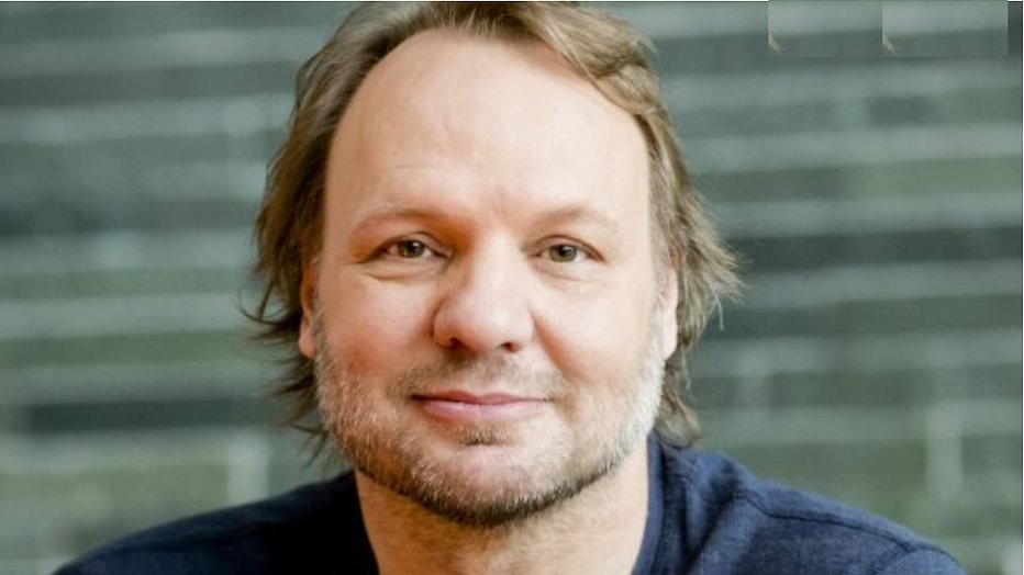 Rob Stenders blijft bij NPO Radio 2 Rob Stenders blijft bij NPO Radio 2
