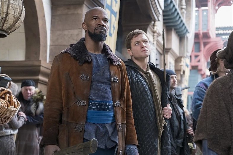 Taron Egerton schiet met scherp Taron Egerton schiet met scherp