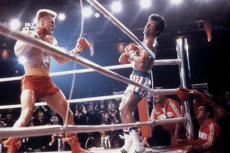 Dolph Lundgren beukt Sylvester Stallone in elkaar in Rocky IV