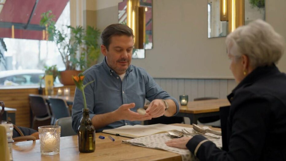 Ruben Nicolai krijgt het zilveren bestek te zien. Ruben Nicolai krijgt het zilveren bestek te zien.