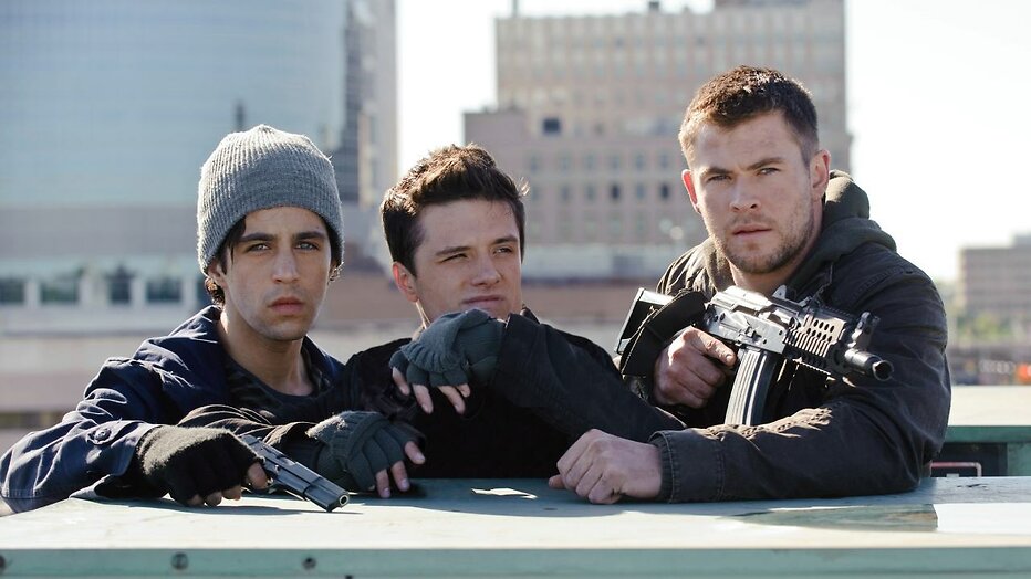 Josh Hutcherson, Josh Peck en Chris Hemsworth in Red Dawn Josh Hutcherson, Josh Peck en Chris Hemsworth in Red Dawn