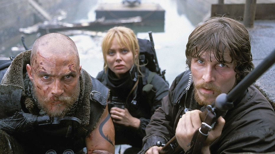 Matthew McConaughey, Izabella Scorupco en Christian Bale in Reign of Fire