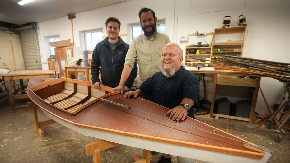 Dominic Chinea en Will Kirk in Repair Shop on the Road