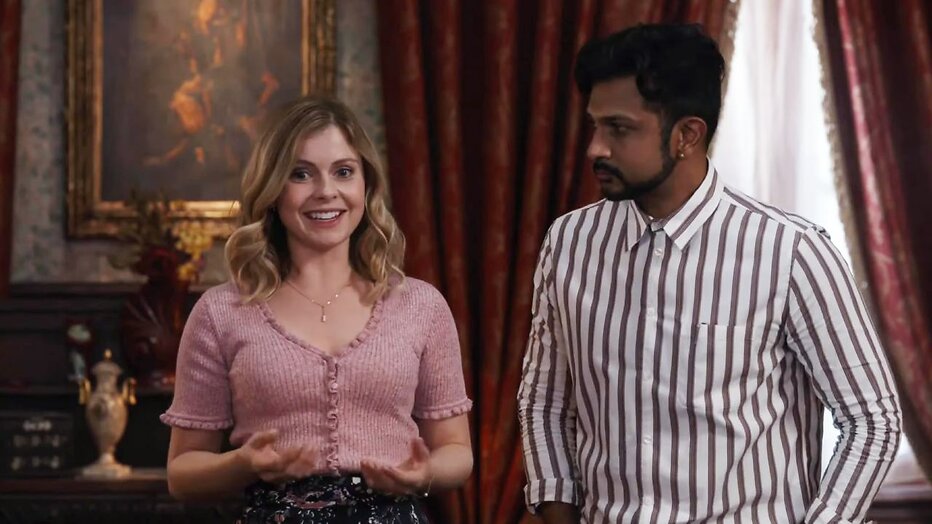 Rose McIver en Utkarsh Ambudkar in Ghosts