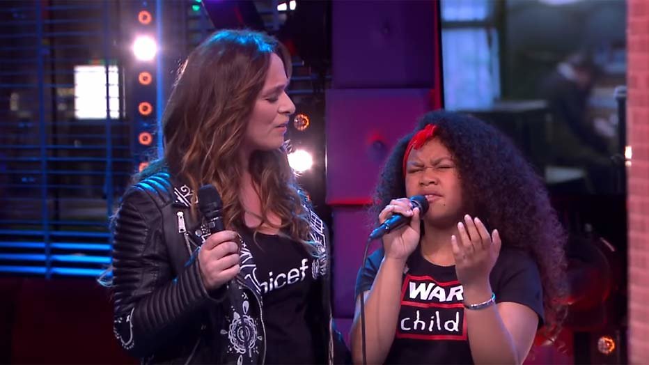 Videosnack: Trijntje en The Voice Kids-winnares Yosina ontroeren met liedje voor Dodenherdenking Videosnack: Trijntje en The Voice Kids-winnares Yosina ontroeren met liedje voor Dodenherdenking