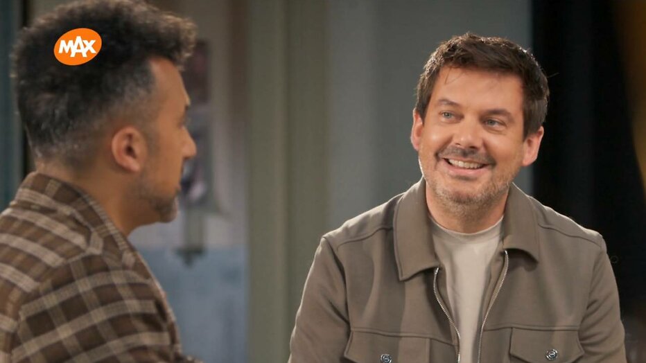 Ruben Nicolai reageert op een van de schilderijen in Sterren op het Doek.