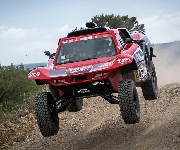 Tim en Tom Coronel strijden in oranjegekleurde Dakar Rally