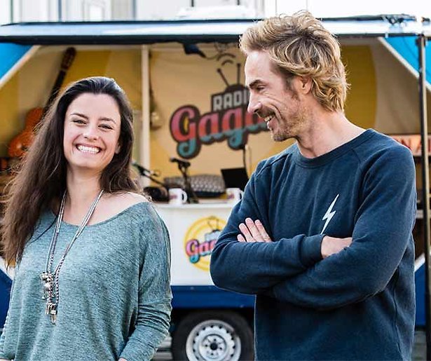 Chris Zegers en Eva Koreman maken radio op tv in Radio Gaga