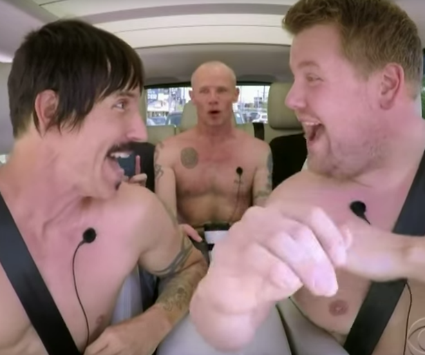 Videosnack: Red Hot Chili Peppers doen shirtless Carpool Karaoke