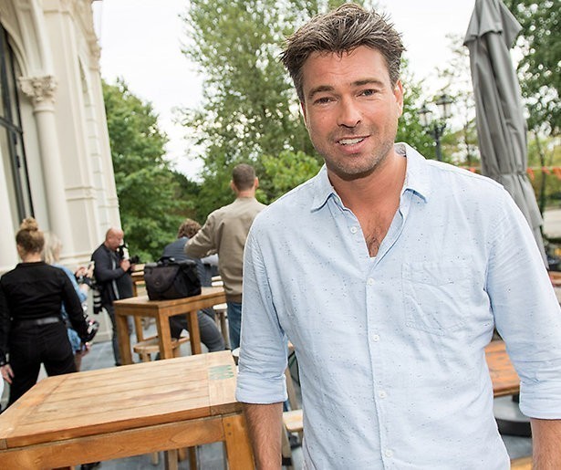 Rick Brandsteder presenteert The Bachelorette 