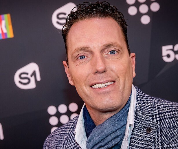 Kees van der Spek helpt Rob Geus van lovescammer af in Oplichters Aangepakt