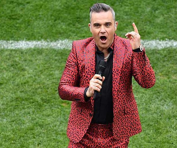 Robbie Williams steekt middelvinger op tijdens Openingsceremonie WK Voetbal