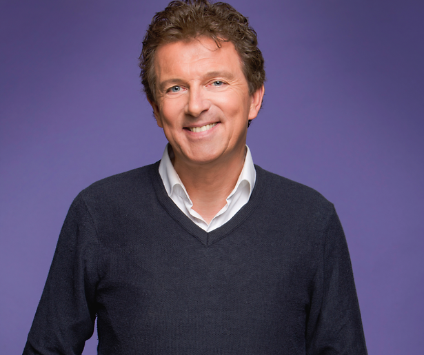 De TV van gisteren: Robert ten Brink houdt zich staande tegenover voetbal