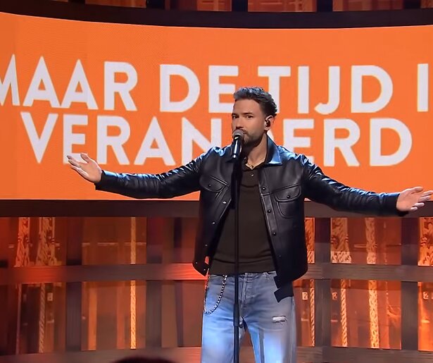 Rolf Sanchez bezingt ondergang Blokker in Even Tot Hier