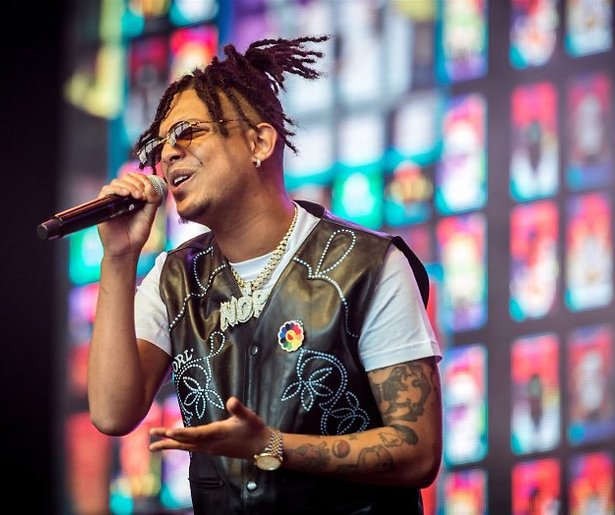 Ronnie Flex en vriendin Demi de Boer in verwachting van dochter