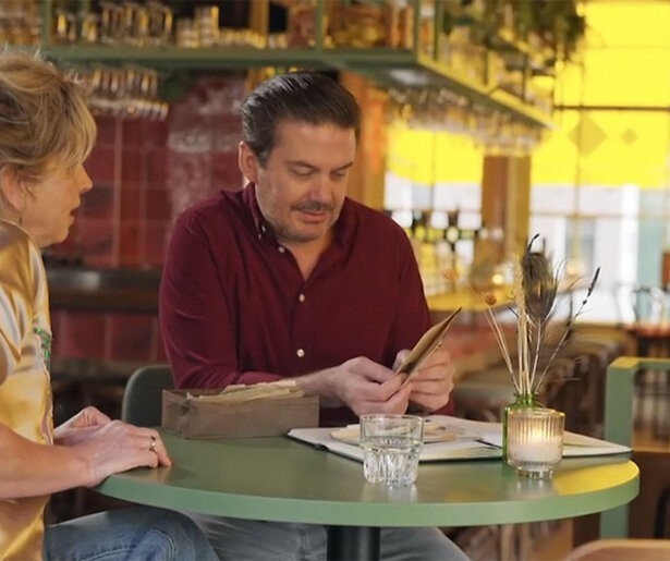 Ruben Nicolai krijgt een bijzonder doosje met brieven overhandigd in De Erfgenaam