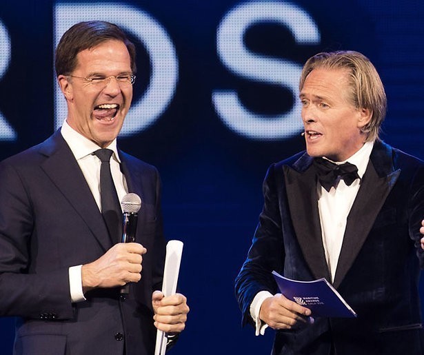 Mark Rutte en Jort Kelder varen toevallig voorbij in NOS journaal