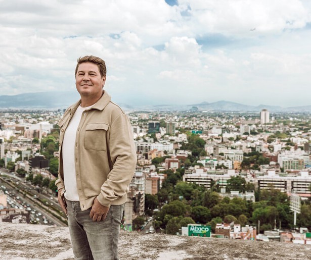 Welk koppel wint het eerste seizoen van Race Across the World?