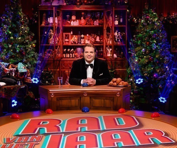 Frank Evenblij neemt de grappigste beelden van 2023 door in Rad van het Jaar