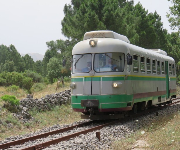 De 87-jarige Giovanni laat het paradijselijke Sardinië zien in Rail Away