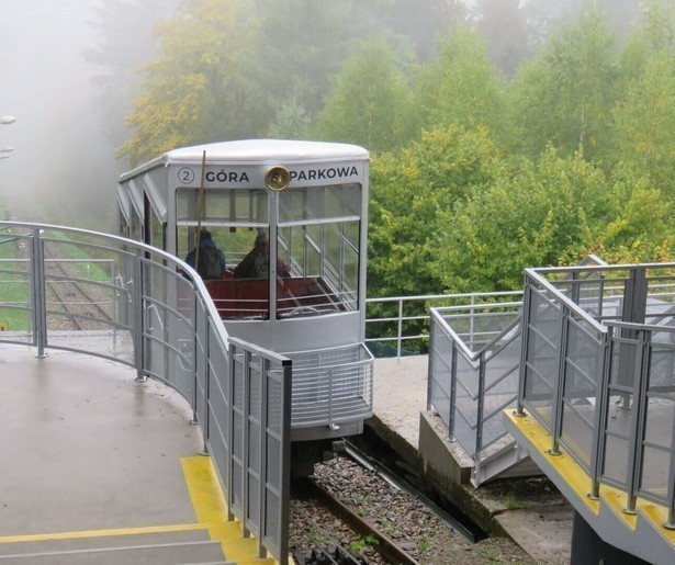 De trein van Rail Away voert van het Poolse stadje Tarnow naar Krynica
