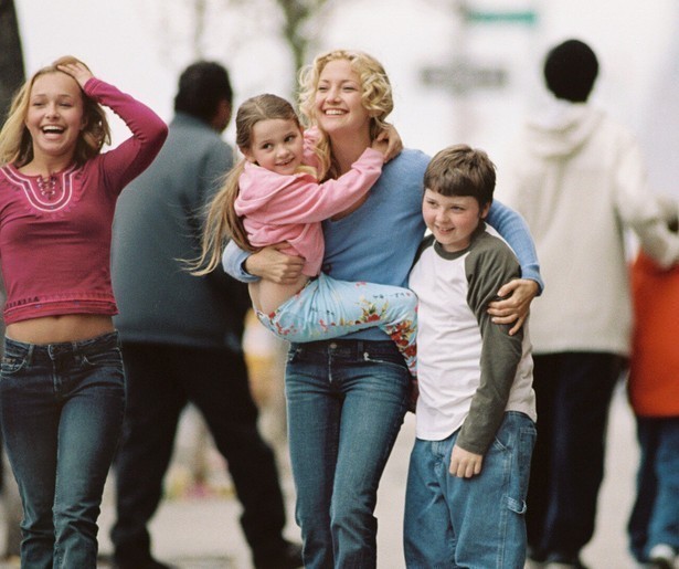 Kate Hudson plotseling de voogdij over haar neefje en nichtjes in Raising Helen