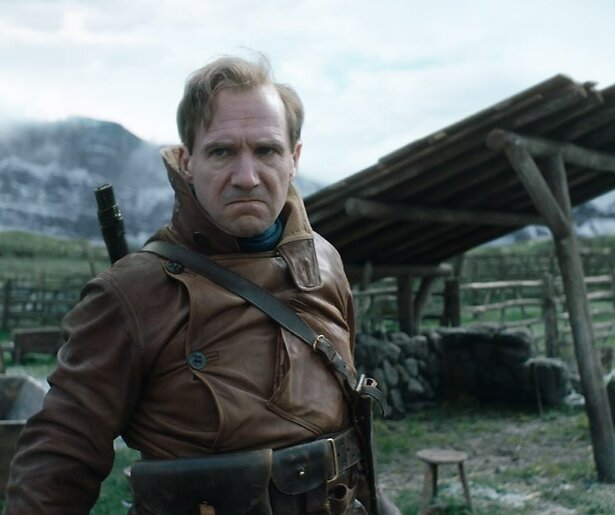 Het lot van de wereld ligt in handen van Ralph Fiennes in The King’s Man