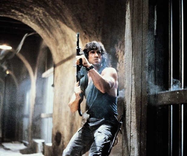 Sylvester Stallone trotseert de vijand in Rambo III