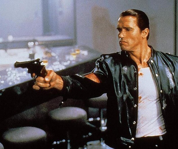 Arnold Schwarzenegger jaagt in Raw Deal op een moordenaar