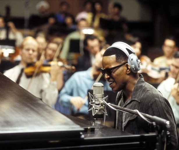 Jamie Foxx kruipt in de huid van muzieklegende Ray Charles in Ray