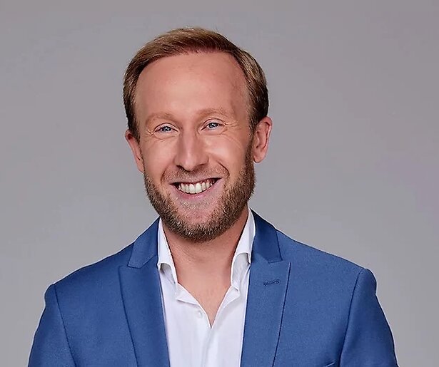 Raymond Mens maakt debuut als presentator in Nieuws van de Dag