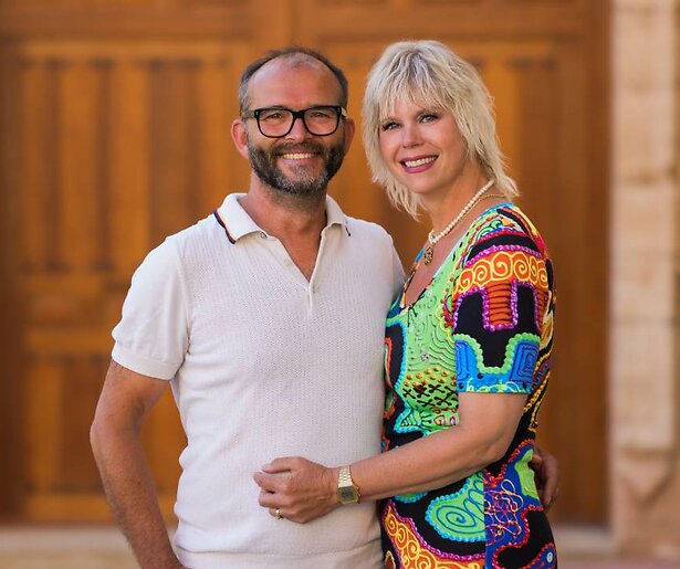 Raymond en Bianca hebben iets op te biechten aan hun medekandidaten in Het Spaanse Dorp: Zarra