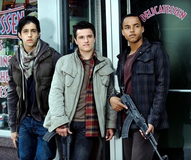 Josh Hutcherson en Josh Peck vechten erop los in Red Dawn