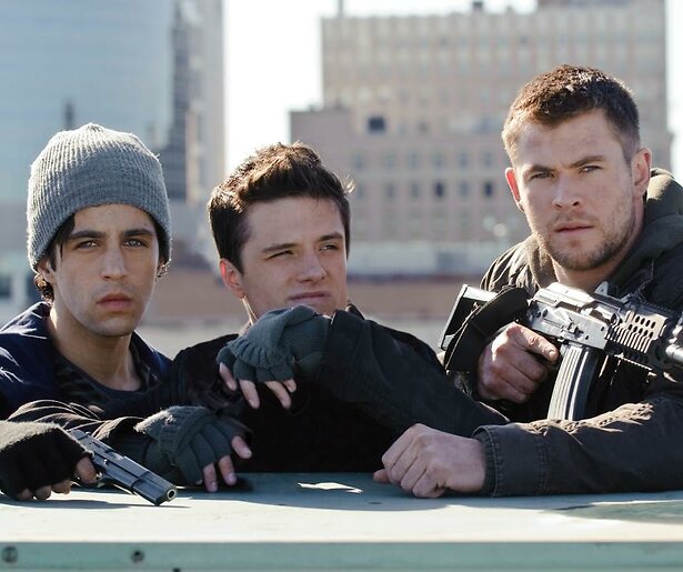 Chris Hemsworth is nu echt in levensgevaar in remake van Red Dawn