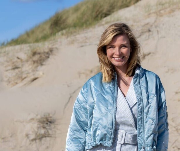 Welmoed Sijtsma gaat op zoek naar een nog onbekende hulpverlener in Redding na de Ramp