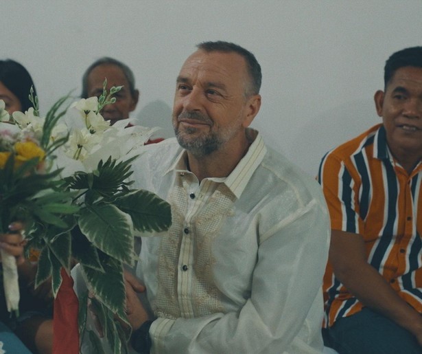 Tom Waes laat een bijzondere tatoeage zetten in Reizen Waes: De Bucketlist