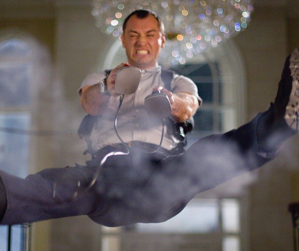 Jude Law moet dokken voor zijn kunsthart in Repo Men