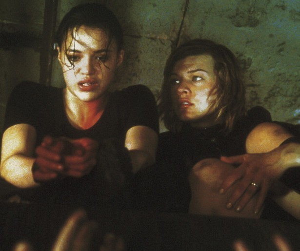 Milla Jovovich knokt met zombies in horror Resident Evil