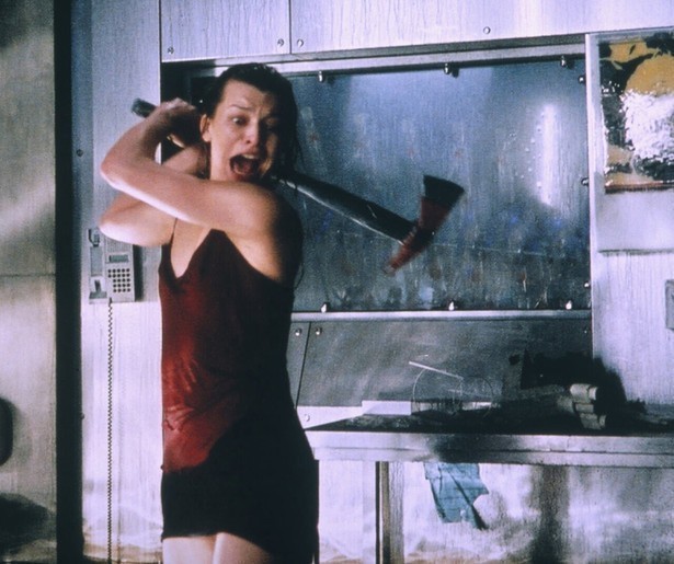 Milla Jovovich knokt met zombies in Resident Evil