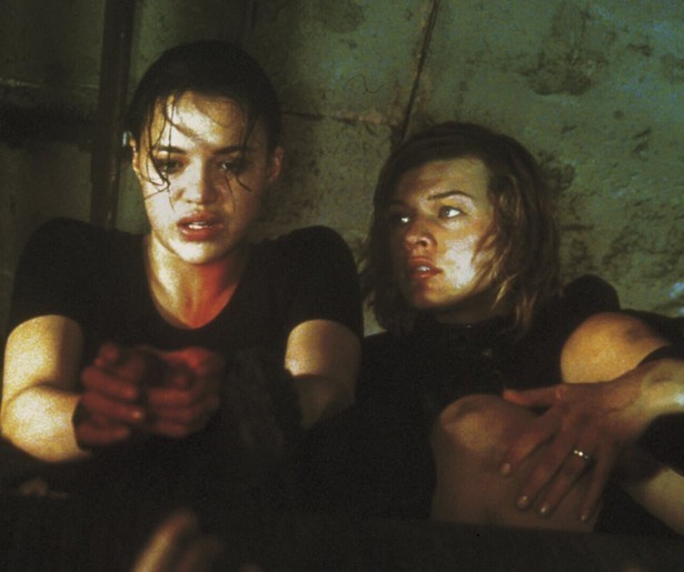 Milla Jovovich knokt erop los met zombies in horrorfilm Resident Evil