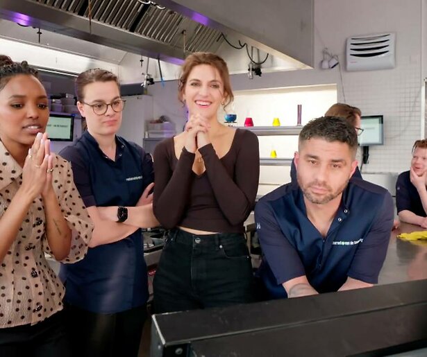 Sosha Duysker en Anna Gimbrere zoeken naar de ultieme vegaburger in Restaurant van de Toekomst