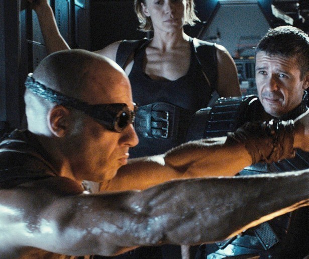Vin Diesel moet zien te overleven op een dorre en droge planeet in Riddick