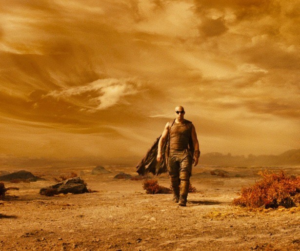 Vin Diesel wordt gedropt op een dorre en droge planeet in Riddick