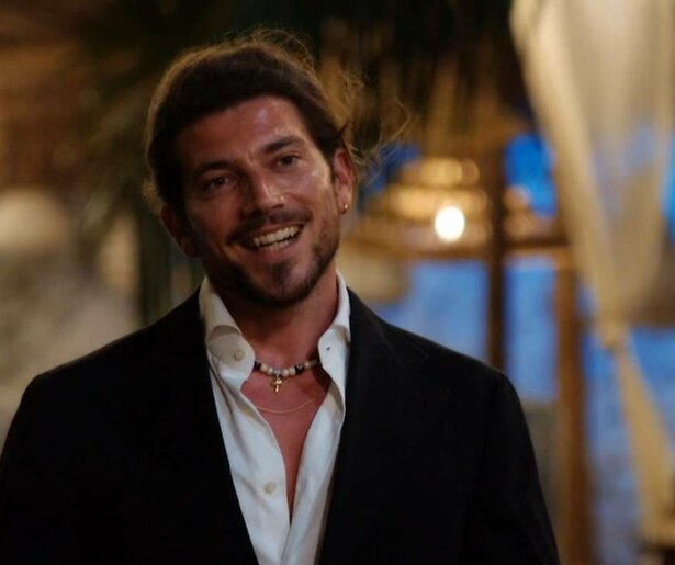 Onee! Rien gooit alle plannen om in De Bachelor