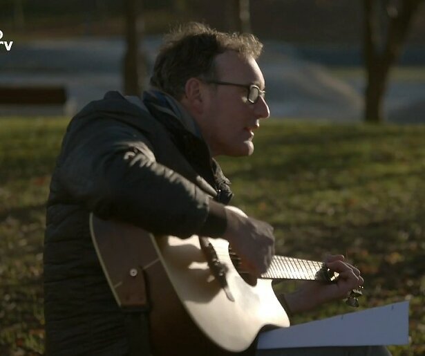 De TV van gisteren: Rob pakt als laatste troef zijn gitaar erbij in Boer Zoekt Vrouw