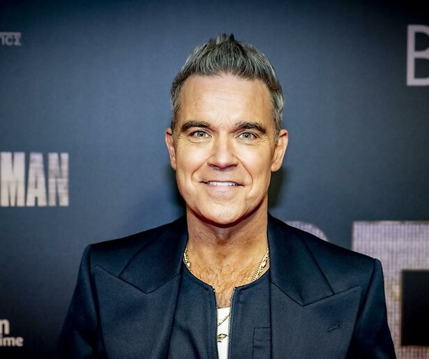 Robbie Williams en Rami Malek te gast in The Graham Norton Show op Comedy Central