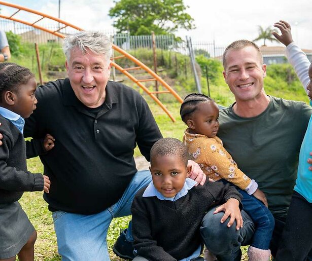 Ivo Putman steekt de handen uit de mouwen voor Kinderfonds MAMAS in De Grote Tuinverbouwing